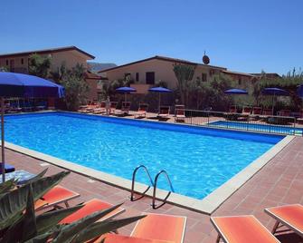 Residence Esmeraldo - Capo Vaticano - Zwembad
