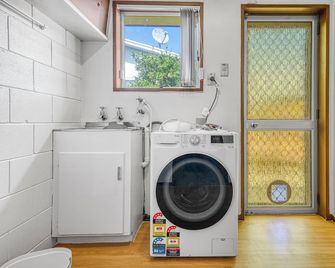 Warmth and the spacious 2 double bedroom - Manurewa - Laundry facility