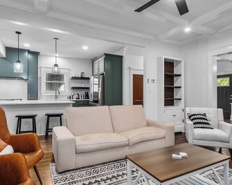 6BR KC Family Holiday Home with Hot Tub, Theater, Games and Fun - Kansas City - Sala de estar