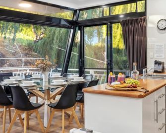 Renmark River Villas and Boats & Bedzzz - Renmark - Comedor