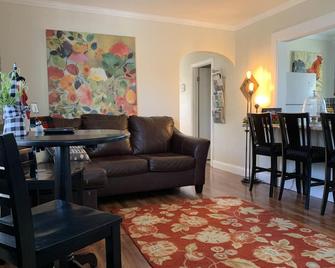 Feels like fall - Aug 24-29. In town & private hot tub, bikes & SNF hiking - Harrisburg - Living room