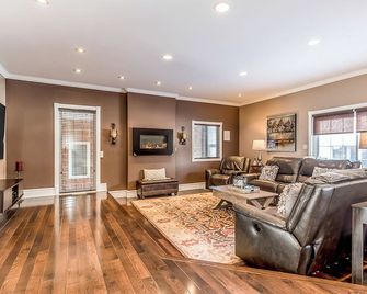 Lake Simcoe Waterfront Retreat | Expansive Private Grounds · Ideal for Groups - Innisfil - Living room