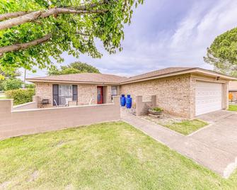 2 Bed ,2 bath private home with hotub & fire pit FortWorth,TCU,Stockyards,Rodeo - Benbrook - Building