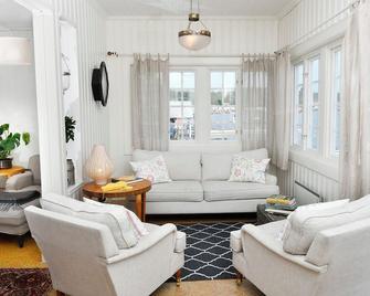 Unique summer house right by the sea, private jetty and sauna - Ulvöhamn - Sala de estar