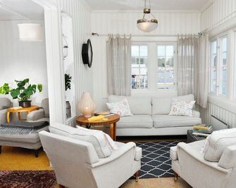 Unique summer house right by the sea, private jetty and sauna - Ulvöhamn - Living room