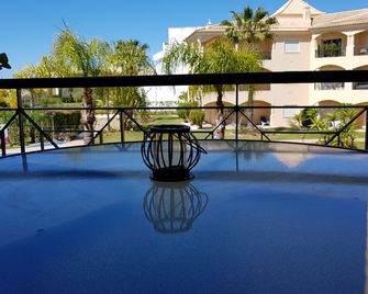 Walk to beach/marina, pool view, aircon, wifi, parking. Ideal Families/Groups. - Vilamoura - Balcon