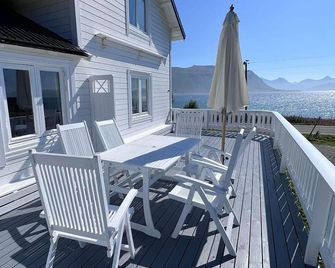 House by the fjord with whirlpool - Risøyhamn - Balcón