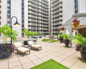 Prime Crystal City Location Apartment Near Airport - Arlington - Patio