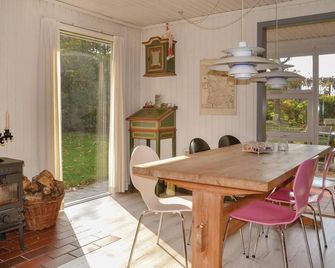 Nice home in Esbjerg V with WiFi - Esbjerg - Spisestue