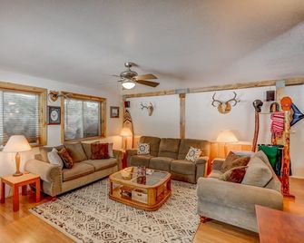 Boulder Creek Cabin - Awesome location - 2 min to Lake Cascade - Donnelly - Living room