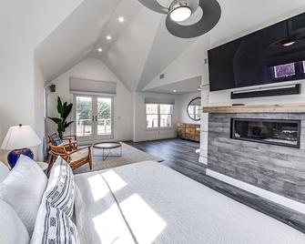 Walk to the Village! Charming modern farmhouse. - Southampton - Living room