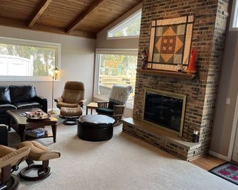 Beautiful Riverhaus Setting - McHenry - Living room