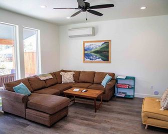 New Lake & Ski Home - Ponderay - Living room