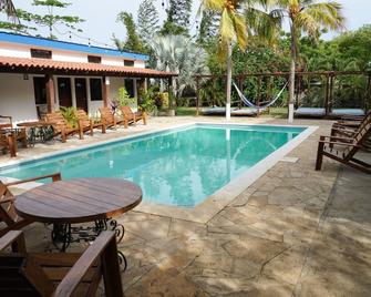 Poolside Queen Bed Room - El Gigante - Piscina