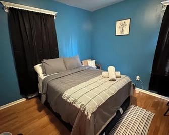 Fidelia Garnet Room, Queen Bed Minutes from Newark Liberty International Airport and Newark Penn Station - Newark - Bedroom