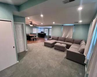 Lakeside Beach Getaway with A Gorgeous Kitchen & Dining Room with Room for 10. - Tipton - Sala de estar