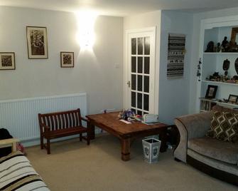 Bright and Spacious 400 year old Riverside Cottage - Killin - Living room