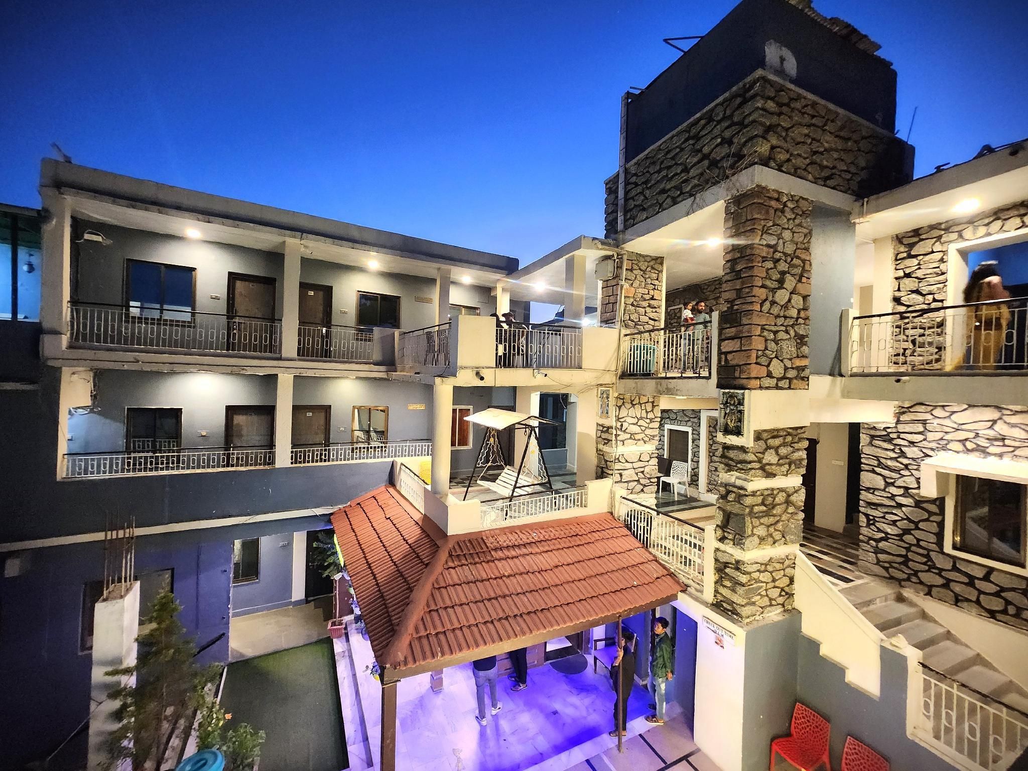 هوتل مامتا بالاس، 500 ميترز فروم ناكي ليك