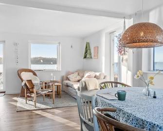 Gorgeous home in Fredericia with WiFi - Fredericia - Dining room