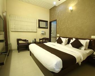 Hotel Maharani Regency - Zerakpur - Спальня