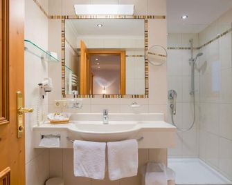 Hotel-Garni Jakober - Tux - Bathroom