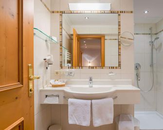 Hotel-Garni Jakober - Tux - Bad