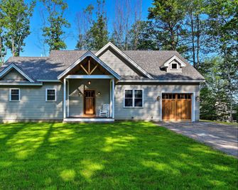 Covered Deck, Grill & Game Room: Gilford House! - Gilford - Edificio