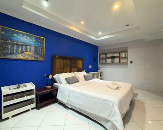 Casa estilo americano cerca del Shopping Mariscal con 2 garajes y WiFi - Asunción - Habitación