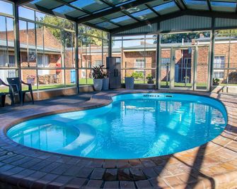 أركانا موتور إن آند تيراس آبارتمينتس - مونت غامبير - حوض السباحة