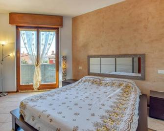 Amazing apartment in Bussolengo with WiFi and 1 Bedrooms - Bussolengo - Camera da letto