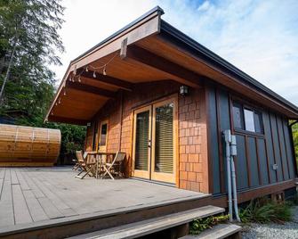 1BR - Garden View - Sauna - Sleep up to 4 - Port Renfrew - Building