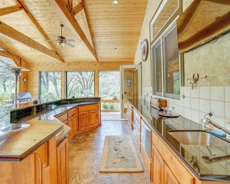 Stunning Hopland Vacation Rental with Pool and Hot Tub - Hopland - Kitchen