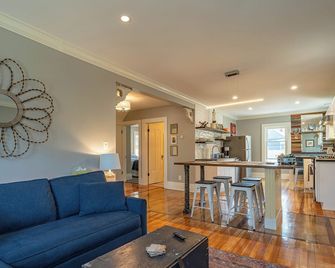 Spectacular 2 BR, 1.5 BA close to all venues, hospitals & universities - Rochester - Living room