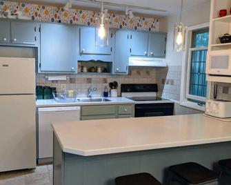 Autumn Wings - Propane Grill, Wifi, Kid Friendly, King Bed, Games, Screen Porch, Pool Access, Hiking - Berkeley Springs - Kitchen