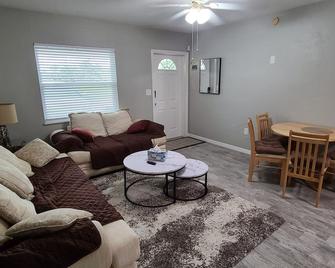 Cheerful Home by the Springs - Warm Mineral Springs - Living room