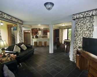 Firefly Hilltop Retreat, Swimming Pool Volcano! - El Castillo - Salon