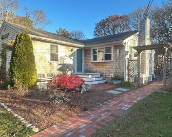 Cozy, renovated home in a charming duplex cottage - Yarmouth - Edificio
