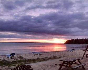 Beach House Lakeside Cottages - Mackinaw City - Beach