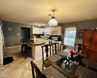 Emerald Coast Room - Read Description, Free Coffee, Pets Welcome! - Gulf Breeze - Restaurant