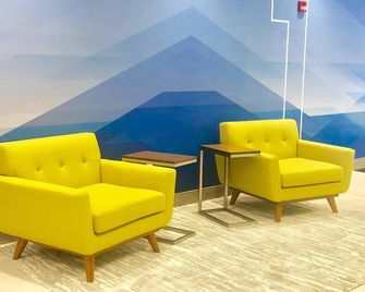 Holiday Inn Express & Suites Raleigh Airport - Brier Creek By IHG - Raleigh - Lounge