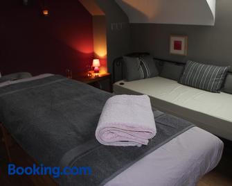 A l'ombre du noyer - Gelbressee - Bedroom