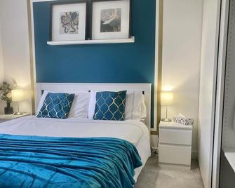 Holly House - Executive Rural Home with Jacuzzi - Penistone - Bedroom