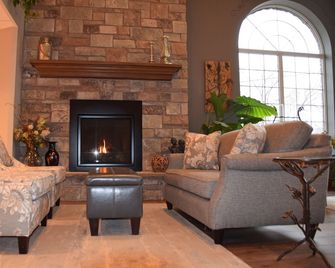 Stone Gate Inn - Orillia - Sala de estar