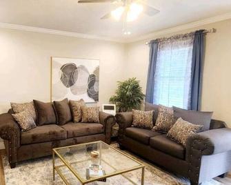 \'Cozy Getaway\' - Hattiesburg - Living room