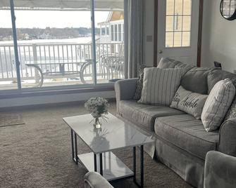 Waterfront 2-bedroom condo on Lake Winnisquam, in quaint Tilton. - Tilton - Huiskamer