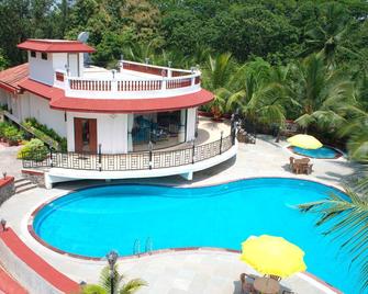 Golden Toff Resort - Utan - Piscina