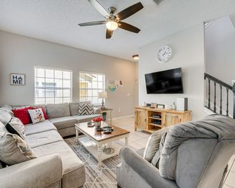 8 Mi to Disney Villa with Screened Pool and Lanai - Kissimmee - Wohnzimmer