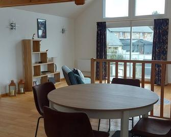 Upside Down ,cosy one bedroomed gite ,10 minutes walk into town / countryside. - Mortain-Bocage - Comedor