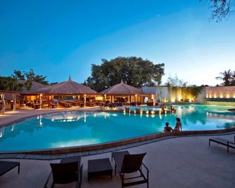 Bluewater Maribago Beach Resort - לאפו-לאפו סיטי - בריכה