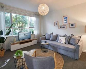 1 Bedroom Apt With Parking Stroll to Elwood Beach - Melbourne - Living room